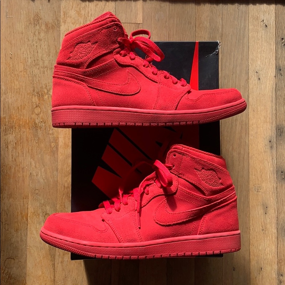 Air Jordan 1 high Red Sued.